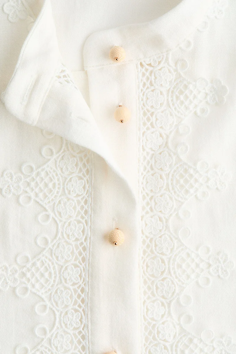 اتش اند ام بلوزة مزينة بالدانتيل